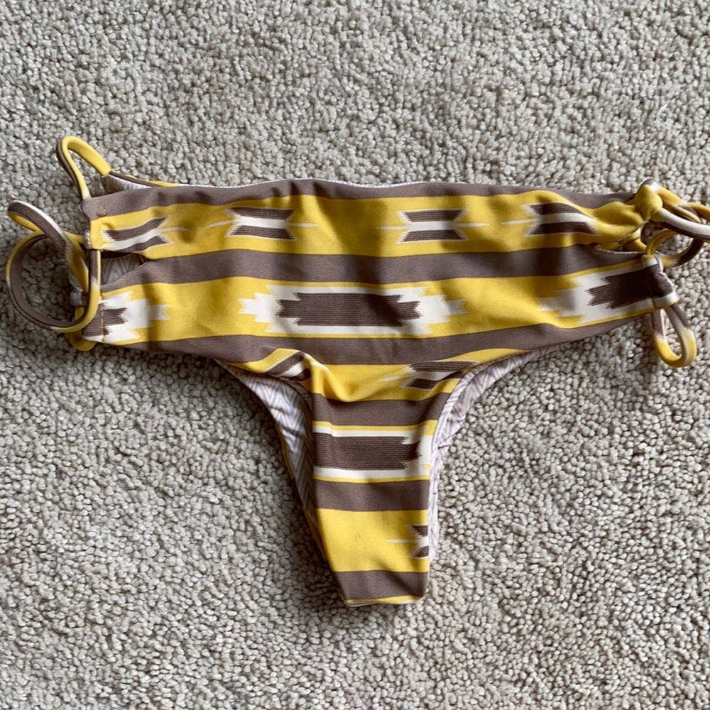 Rare ACACIA Swimwear Choctaw Bikini Bottoms - L